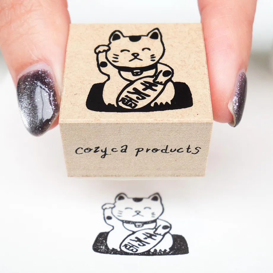 Cozyca Products - Sello de Madera de Ai Okino - ManekiNeko