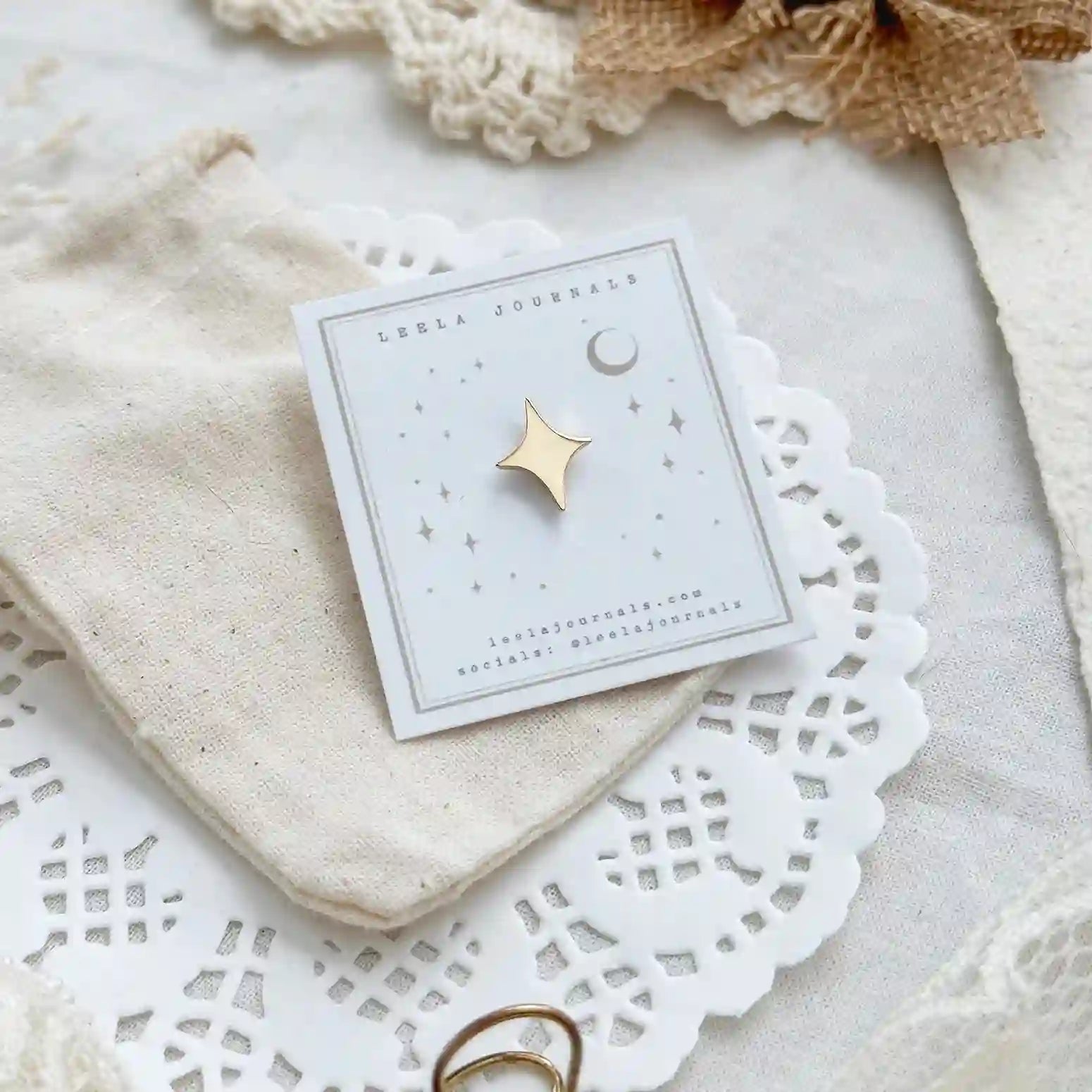 Leela Journals - Pin Esmaltado Mini - Gold Star