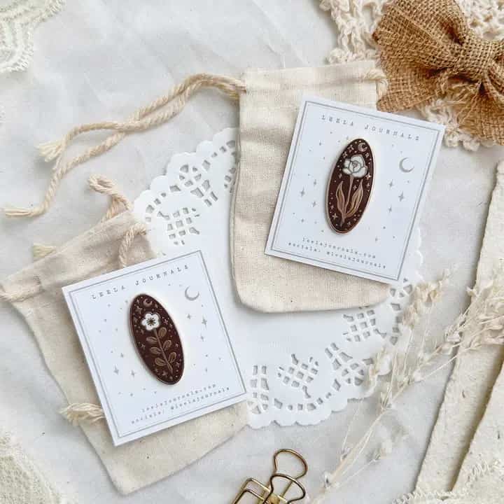 Leela Journals - Pin Esmaltado - Umber Brown Rose