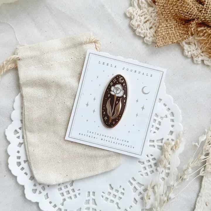 Leela Journals - Pin Esmaltado - Umber Brown Rose