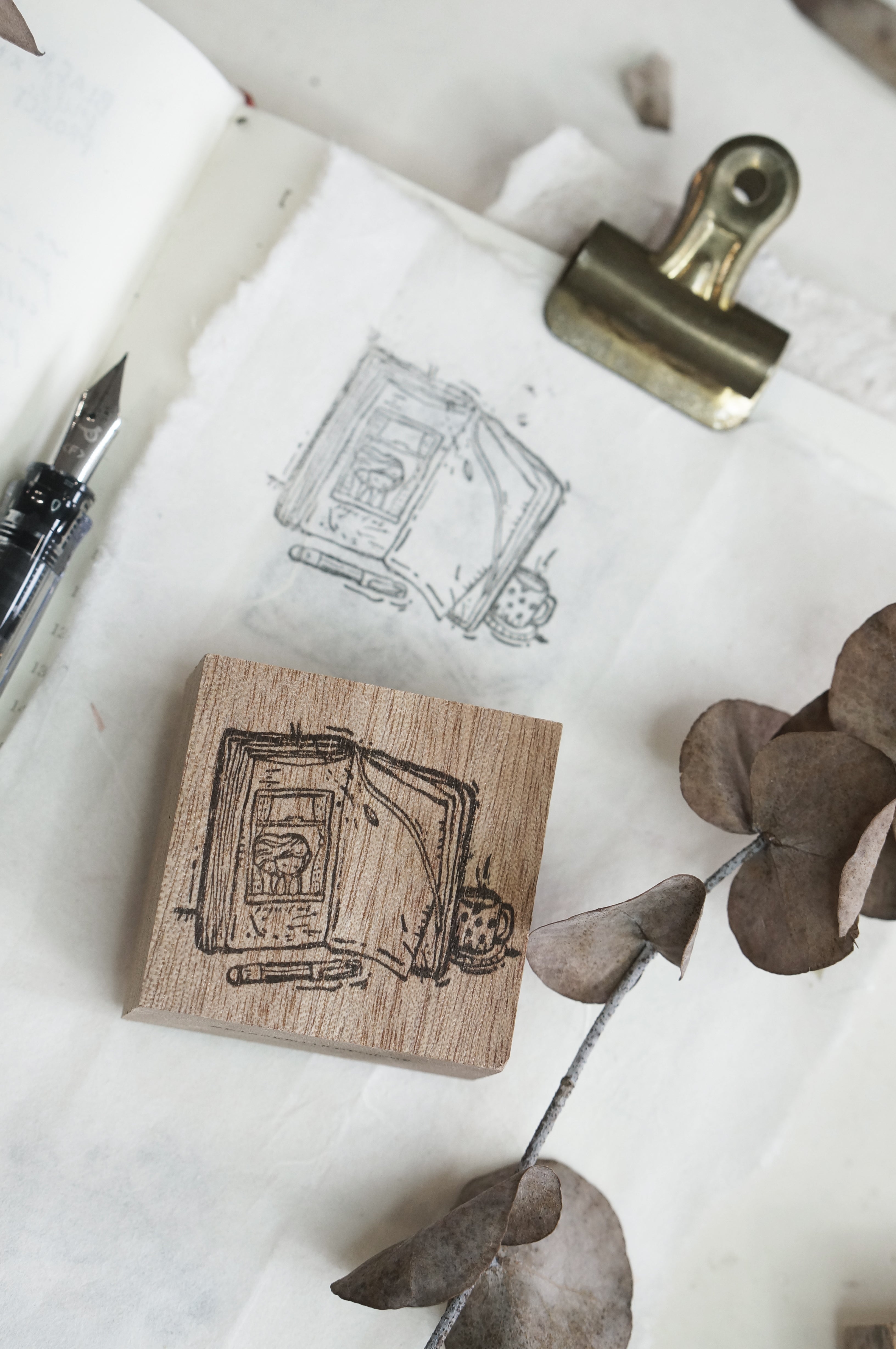 Black Milk Project - Sello de madera - Between the Pages - Pages of me