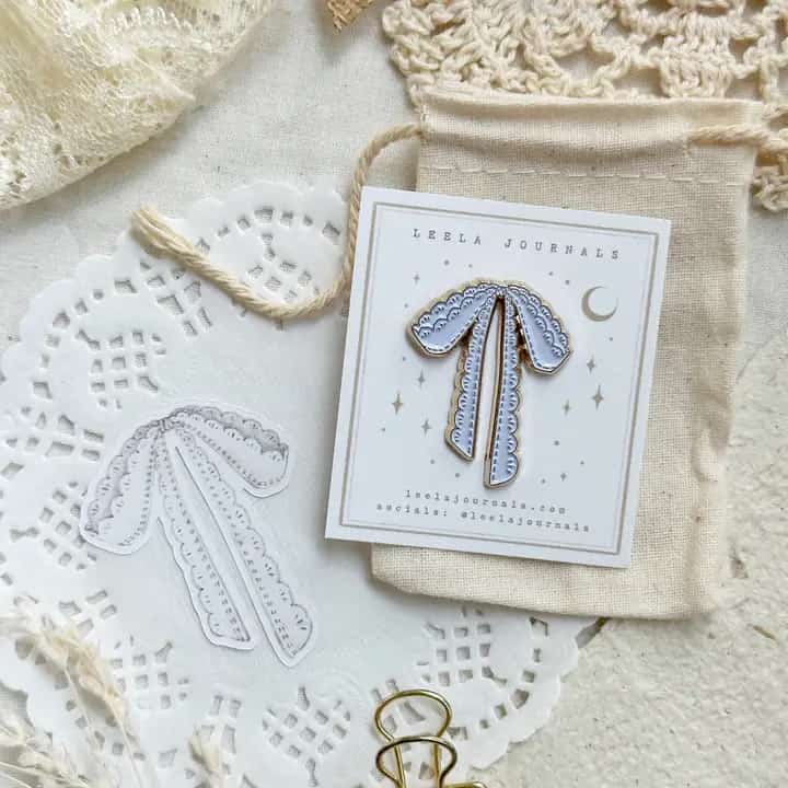 Leela Journals - Pin Esmaltado - Lace Bow