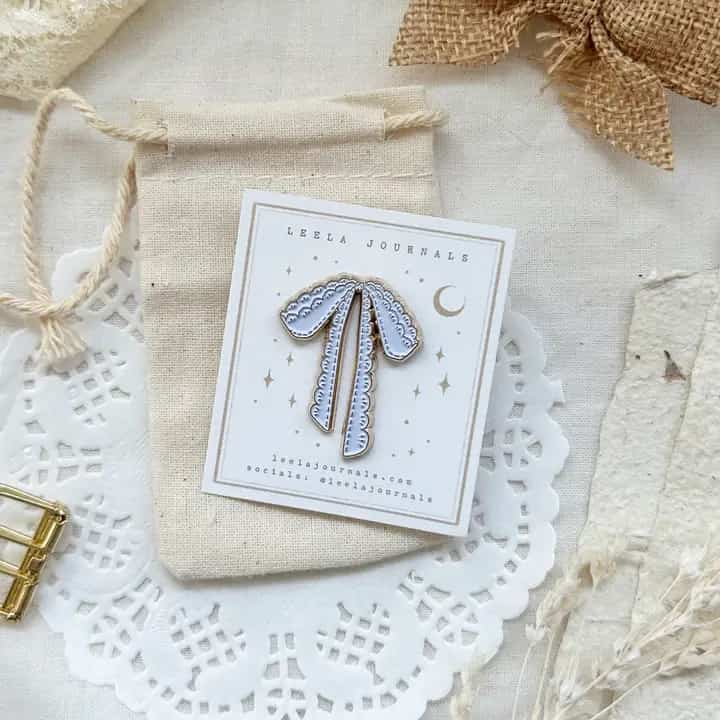 Leela Journals - Pin Esmaltado - Lace Bow