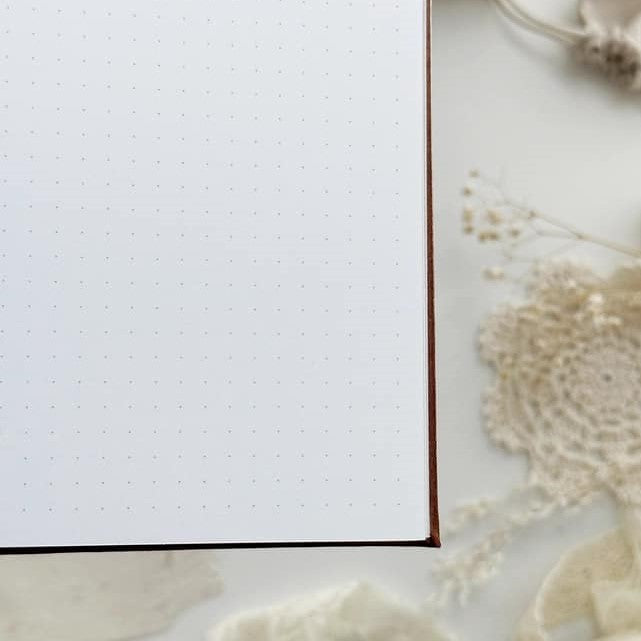 Leela Journals - Cuaderno B5 Puntos - Libro hechizos y rosas