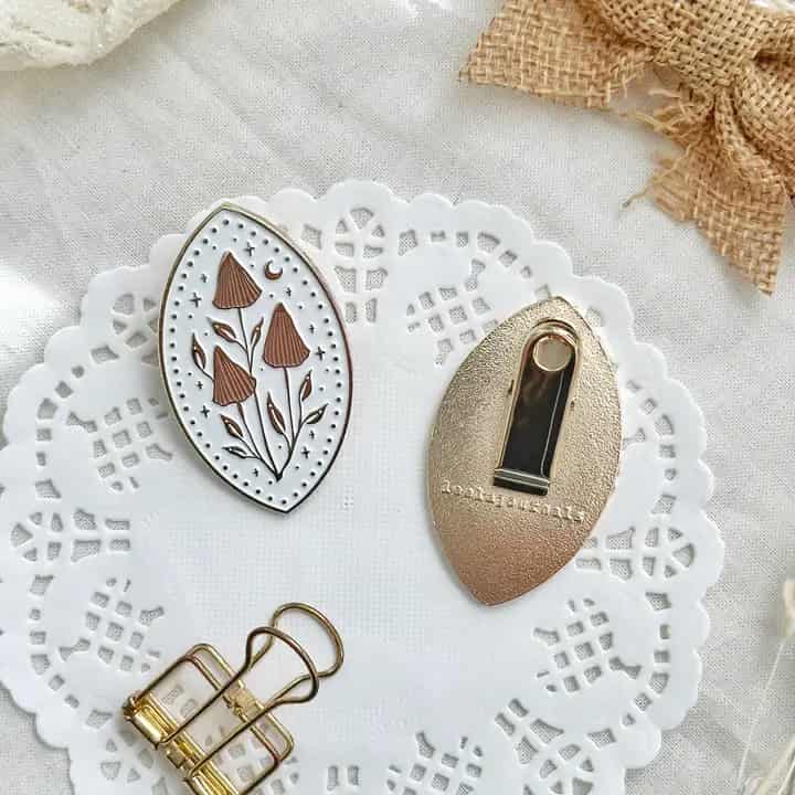 Leela Journals - Pinza Clip Esmaltado - Mushroom Almond Shaped