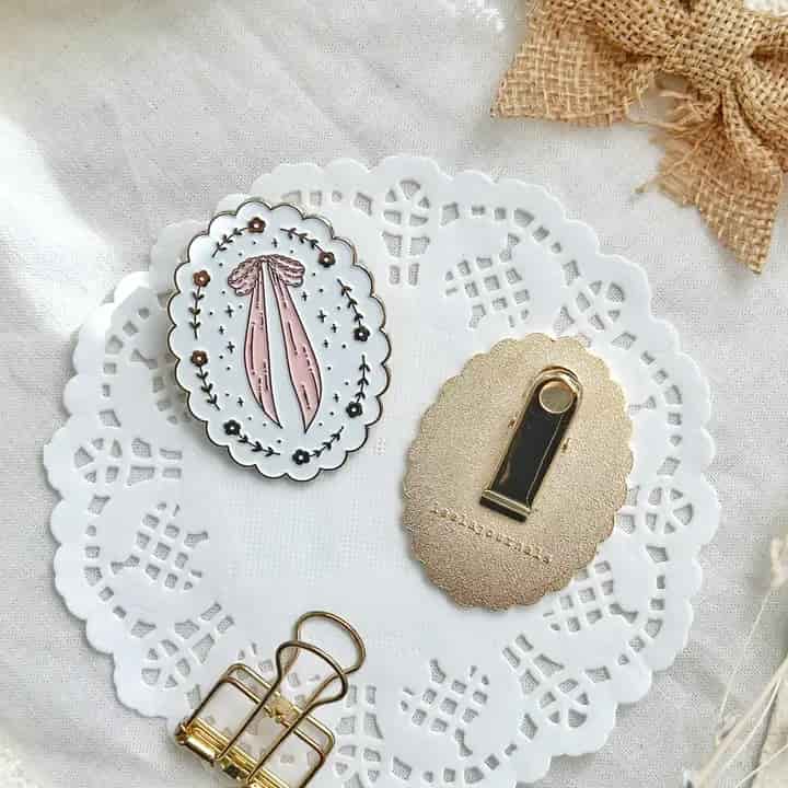 Leela Journals - Pinza Clip Esmaltado - Scalloped Bow Enamel