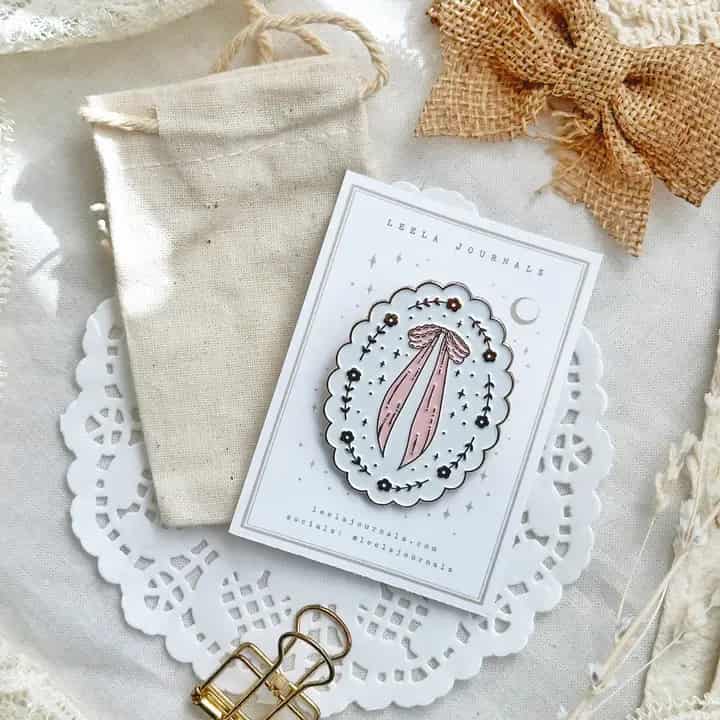 Leela Journals - Pinza Clip Esmaltado - Scalloped Bow Enamel