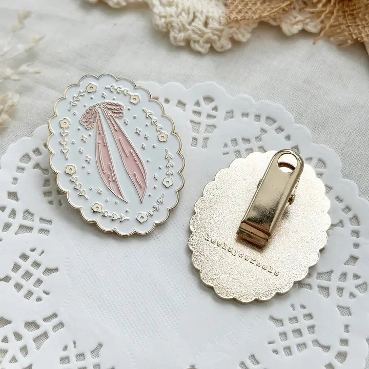 Leela Journals - Pinza Clip Esmaltado - Scalloped Bow Enamel