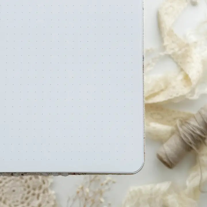 Leela Journals - Cuaderno A5 Puntos - Rosa con Encaje