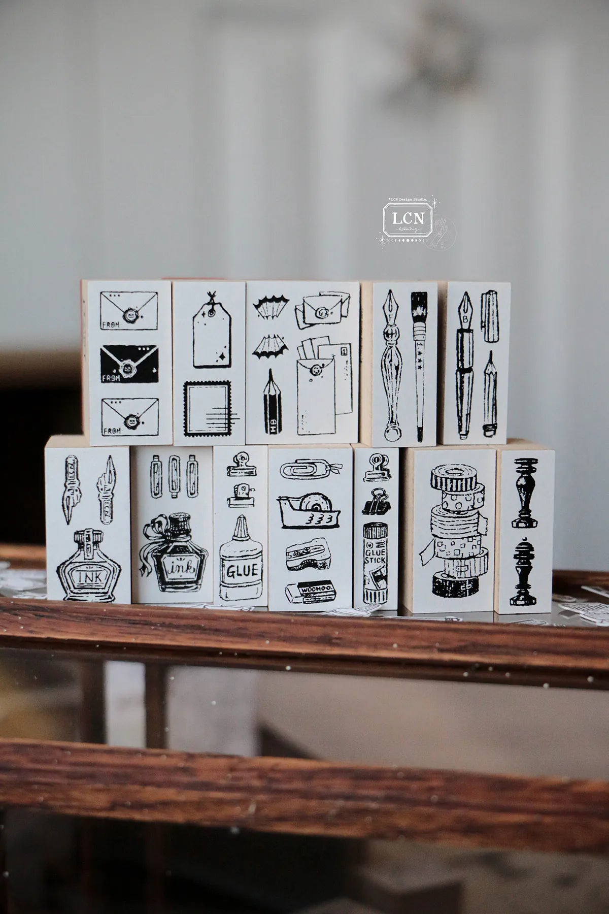 LCN - Set 12 Sellos de Madera - On the desk