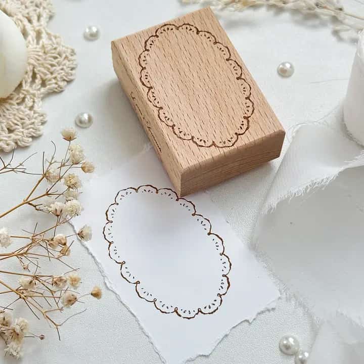 Leela Journals - Sello de madera - Marco ovalado encaje