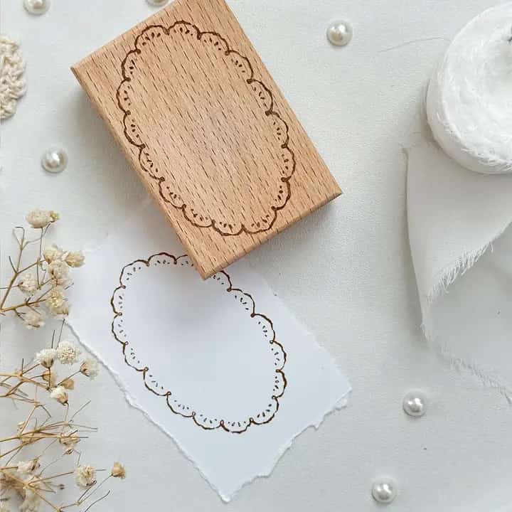 Leela Journals - Sello de madera - Marco ovalado encaje