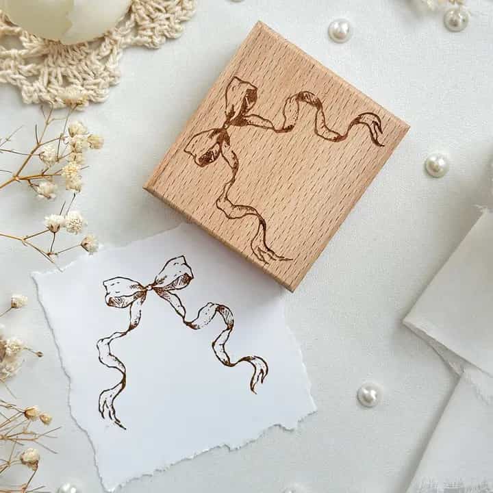 Leela Journals - Sello de madera - Lazo de princesa