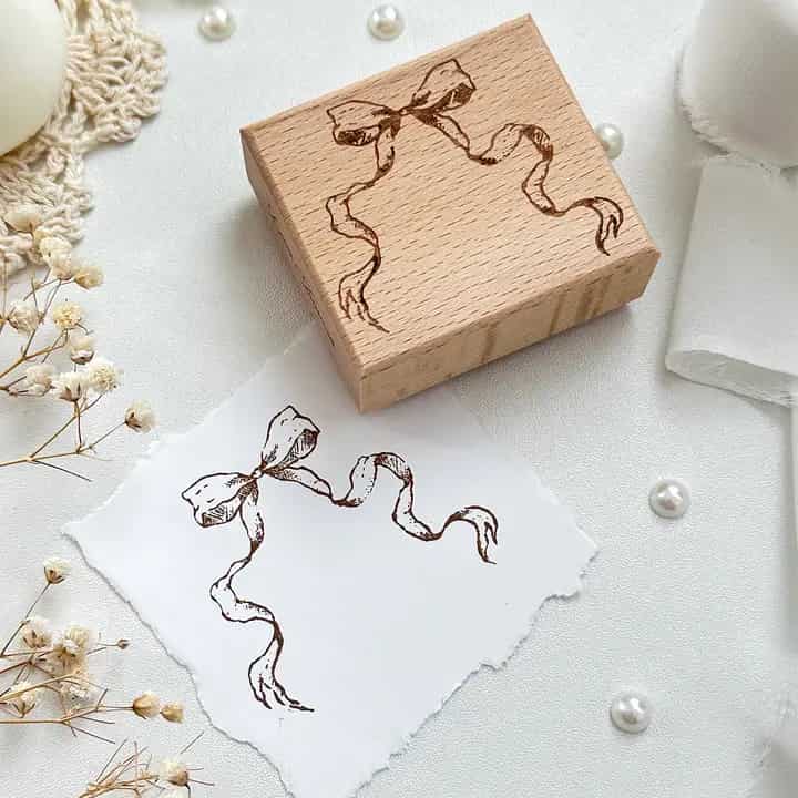 Leela Journals - Sello de madera - Lazo de princesa