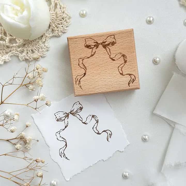 Leela Journals - Sello de madera - Lazo de princesa