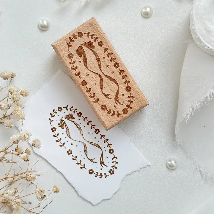 Leela Journals - Sello de madera - Marco de flores y lazos