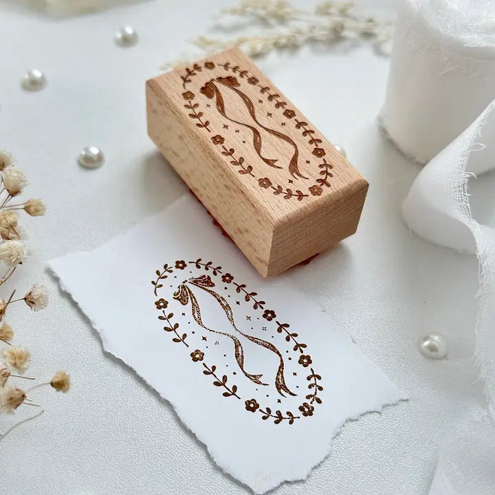 Leela Journals - Sello de madera - Marco de flores y lazos