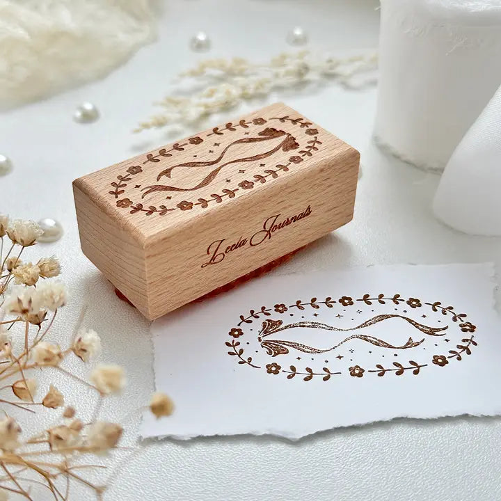 Leela Journals - Sello de madera - Marco de flores y lazos