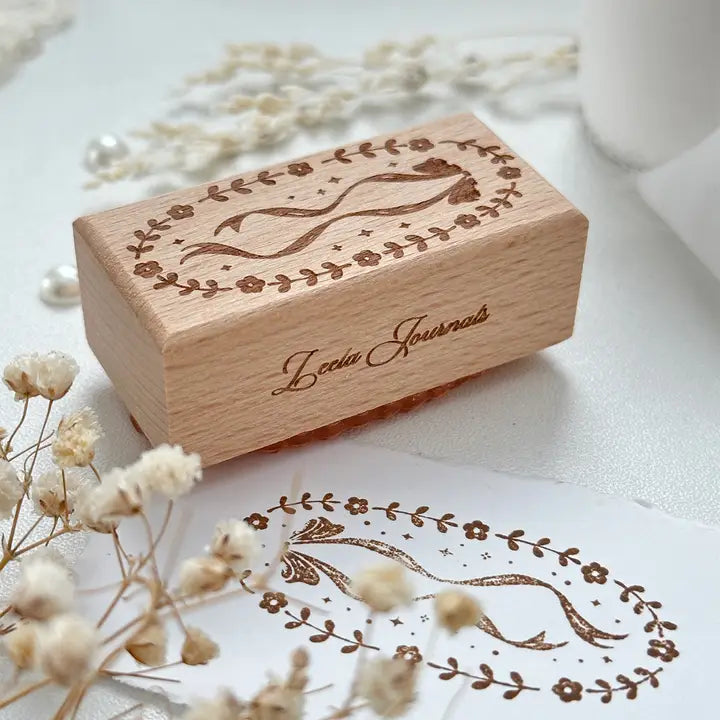 Leela Journals - Sello de madera - Marco de flores y lazos