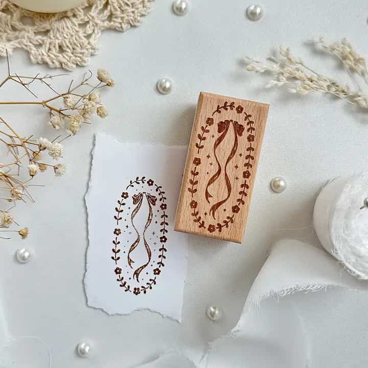Leela Journals - Sello de madera - Marco de flores y lazos
