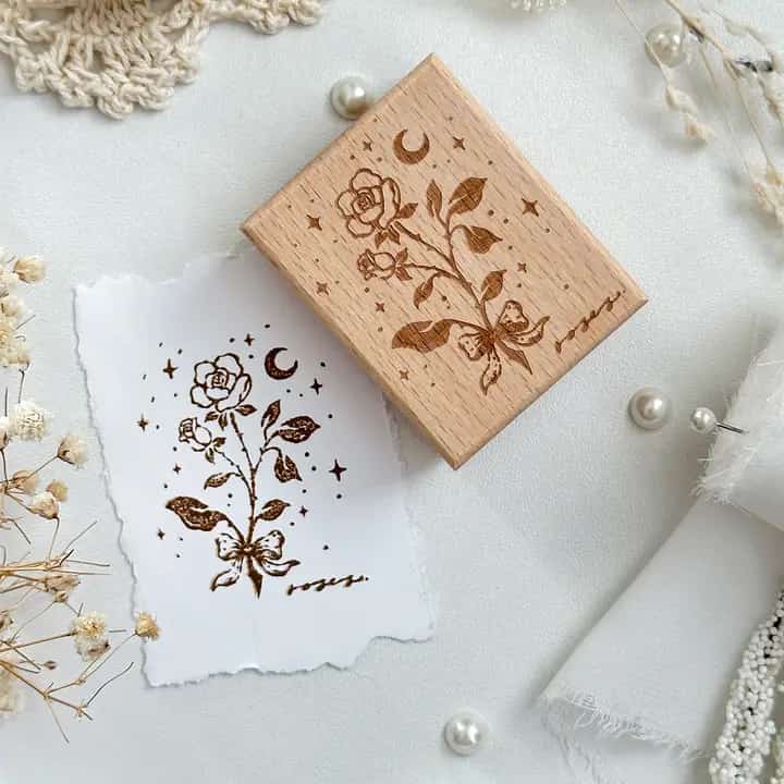 Leela Journals - Sello de madera - Rosa Moonlight