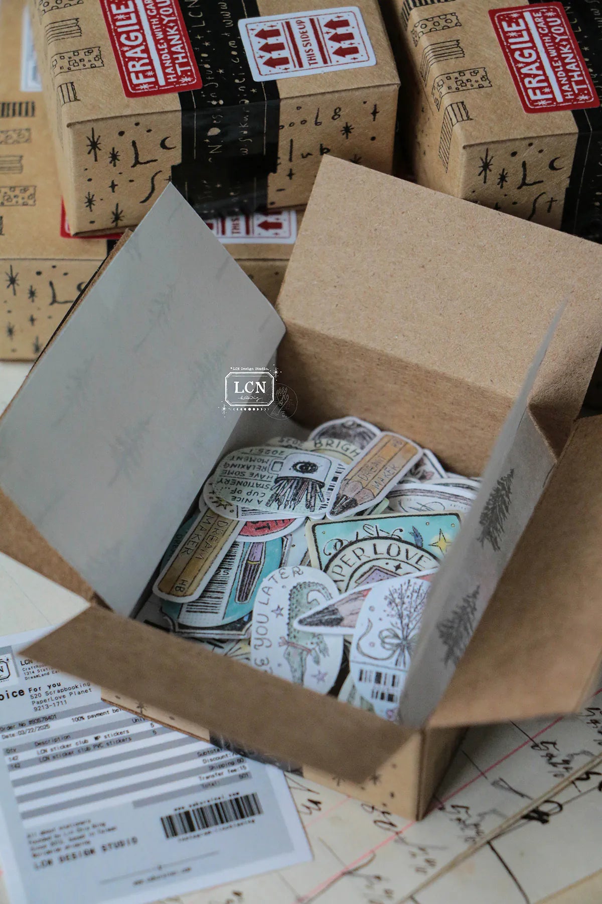 LCN - Cajita de Pegatinas - Sticker Club - A box full of joy