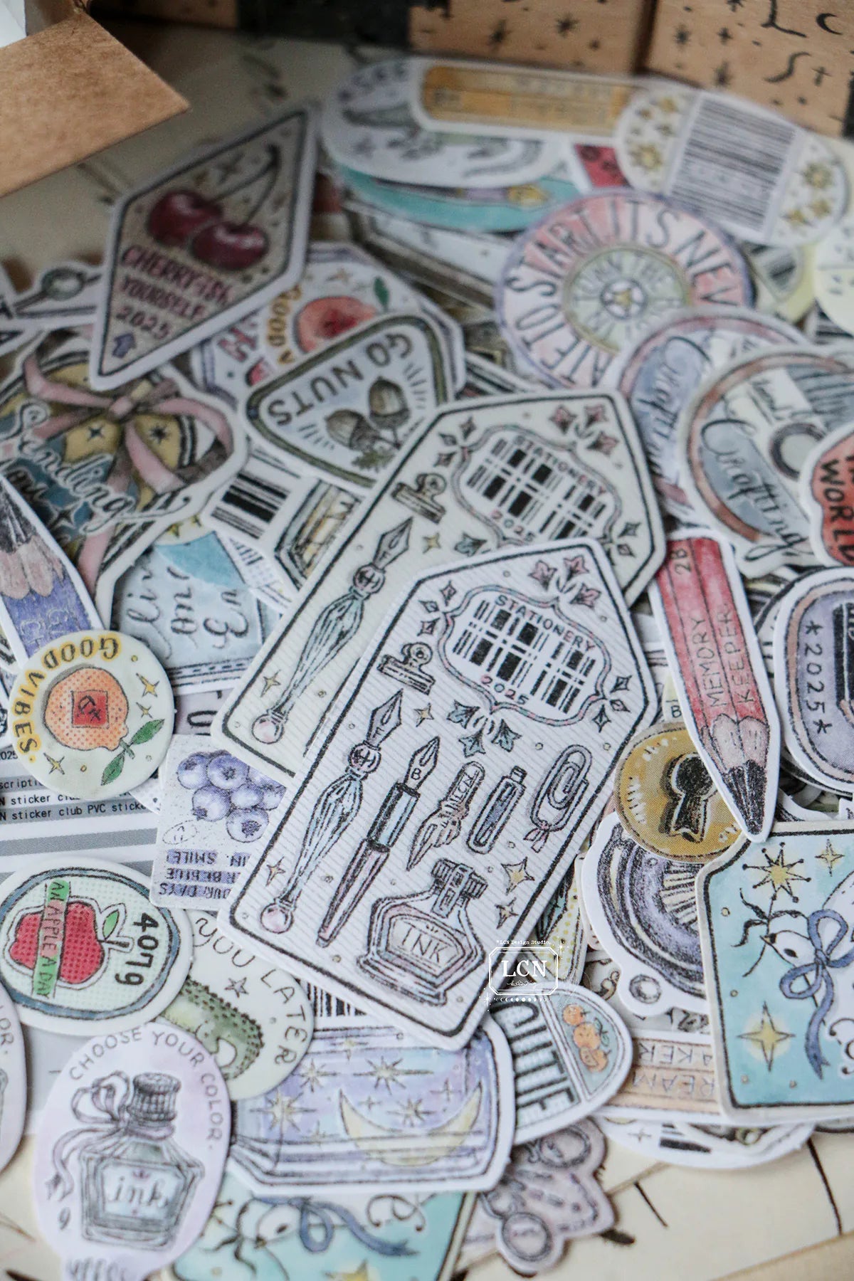 LCN - Cajita de Pegatinas - Sticker Club - A box full of joy
