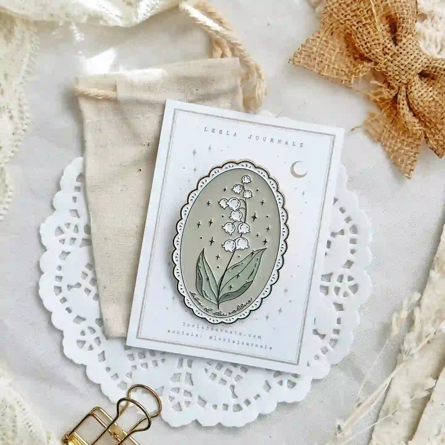 Leela Journals - Pinza Clip Esmaltado - Lilly of the Valley