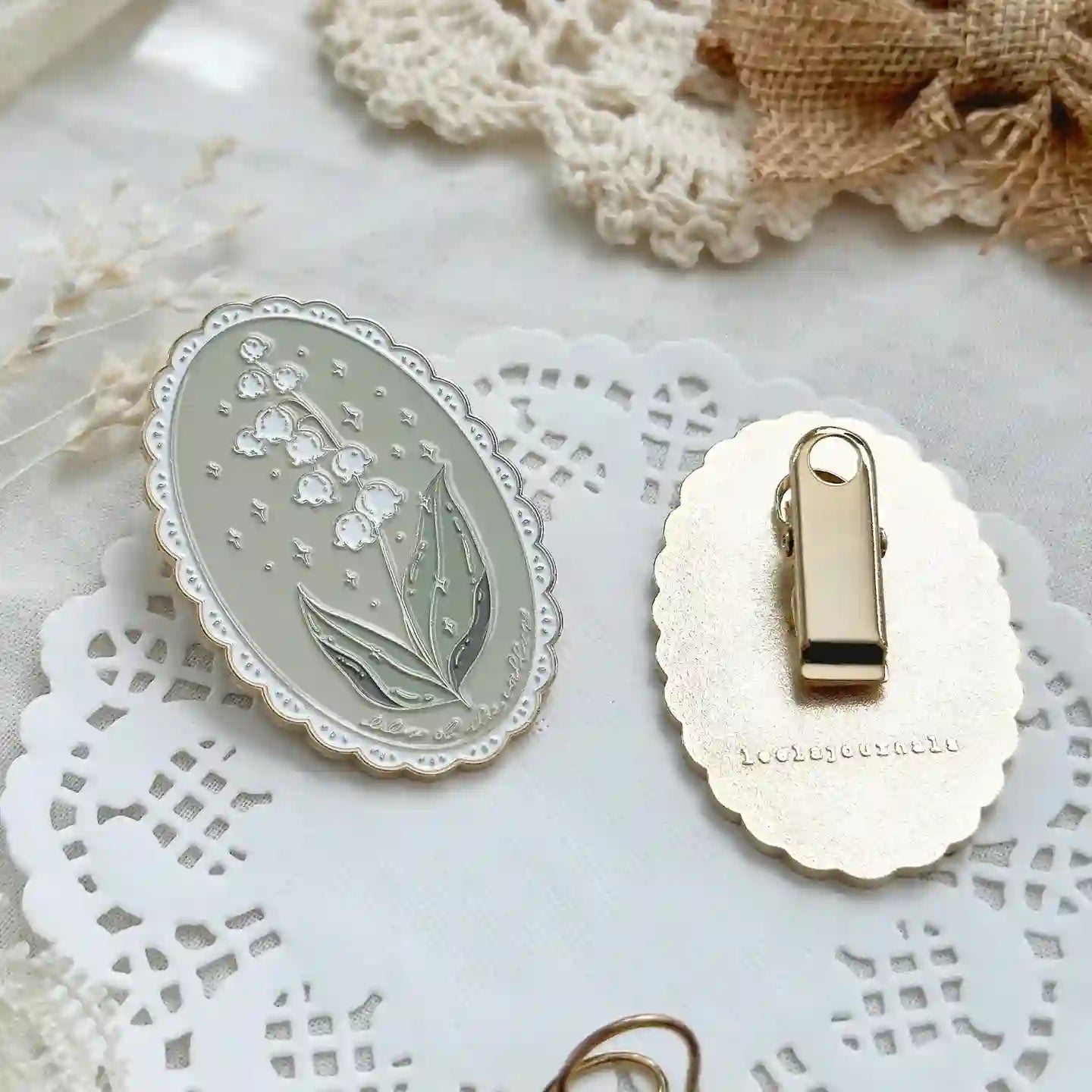 Leela Journals - Pinza Clip Esmaltado - Lilly of the Valley