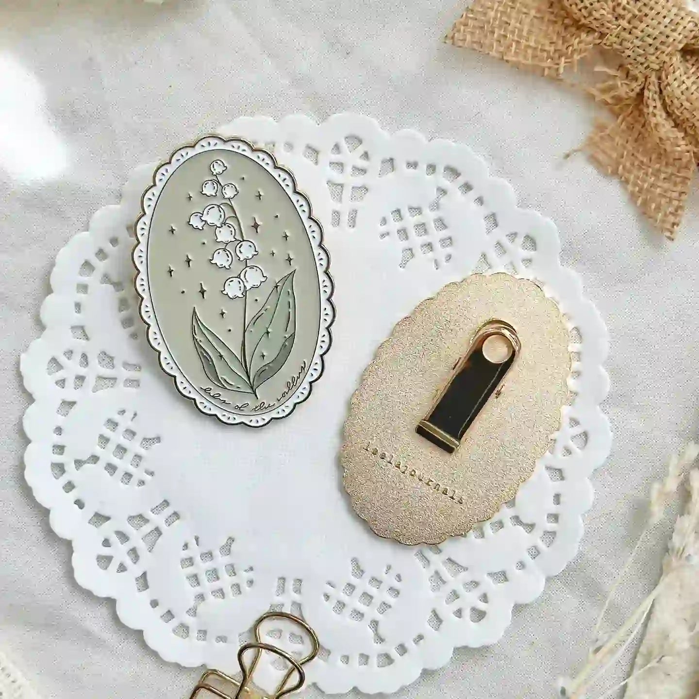 Leela Journals - Pinza Clip Esmaltado - Lilly of the Valley