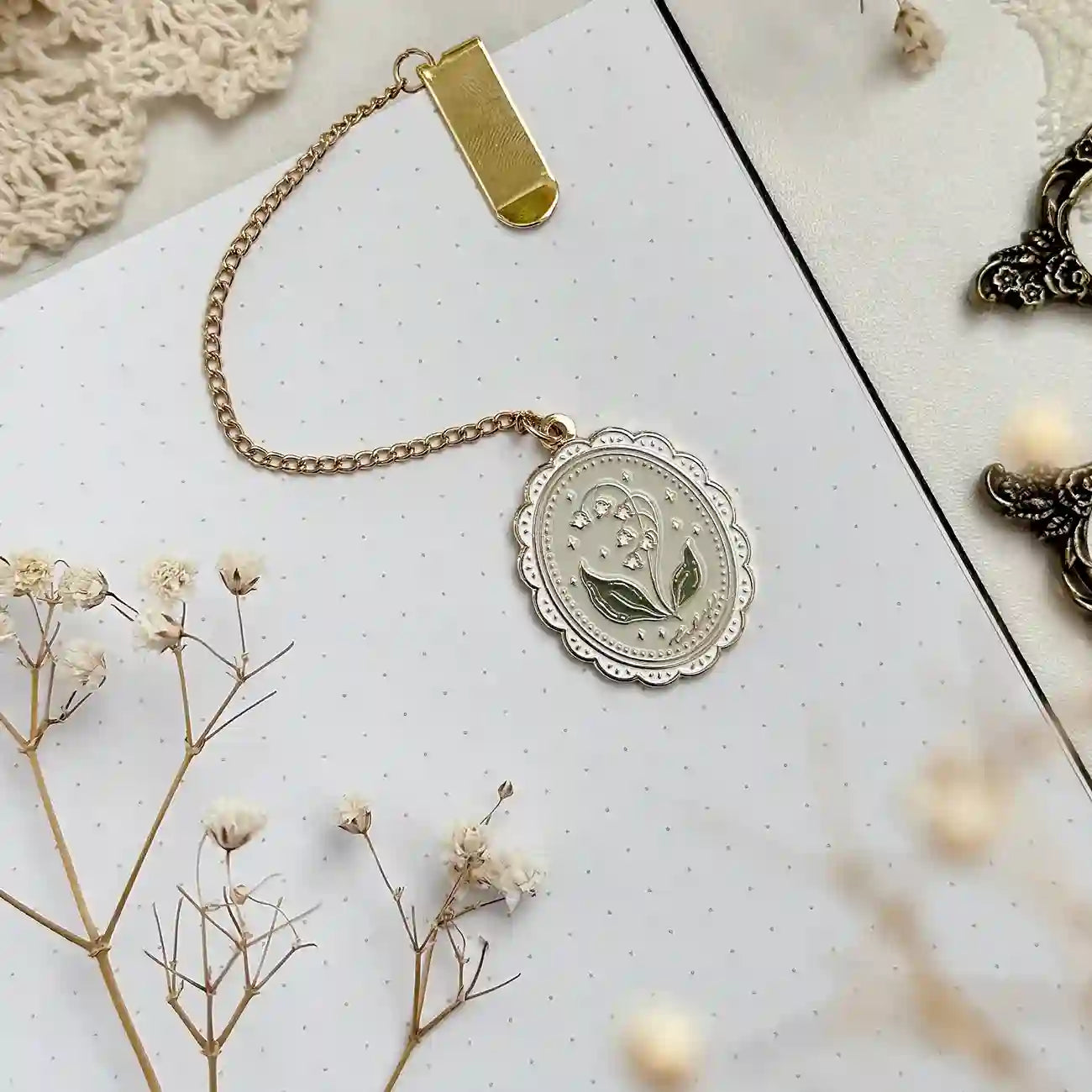 Leela Journals - Marcapáginas esmaltado - Framed Lily of the Valley