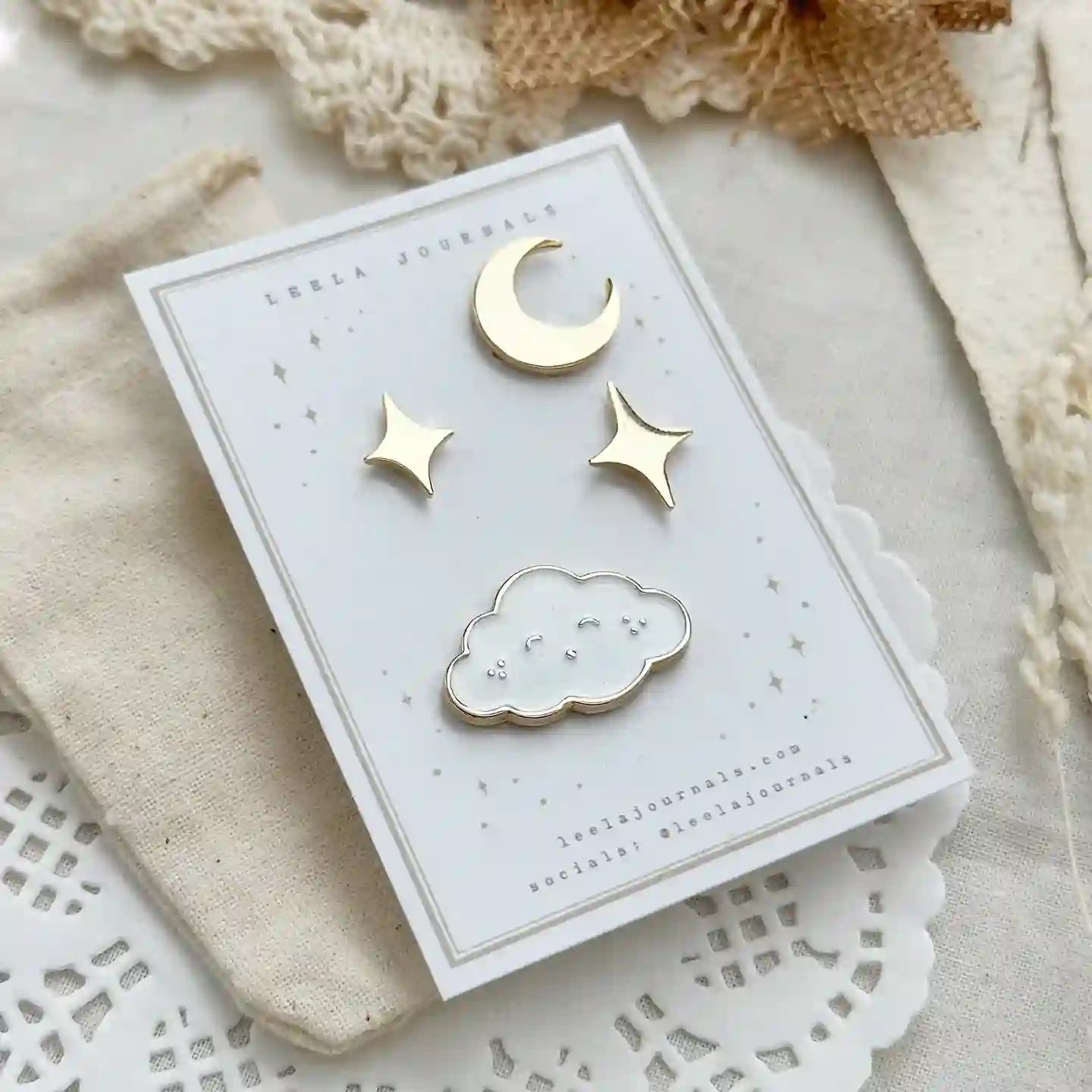 Leela Journals - Set Pin Esmaltado - Sleepy Cloud