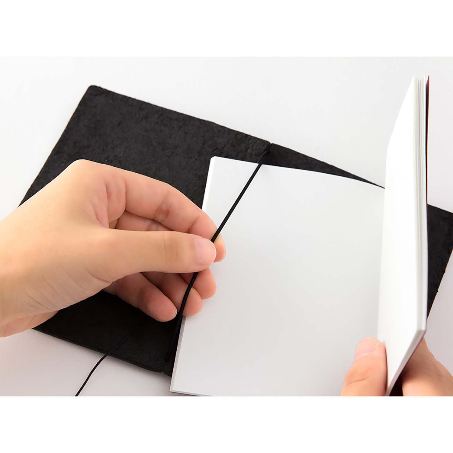 Traveler's Company - Traveler's Notebook Passport Black - Starter Kit