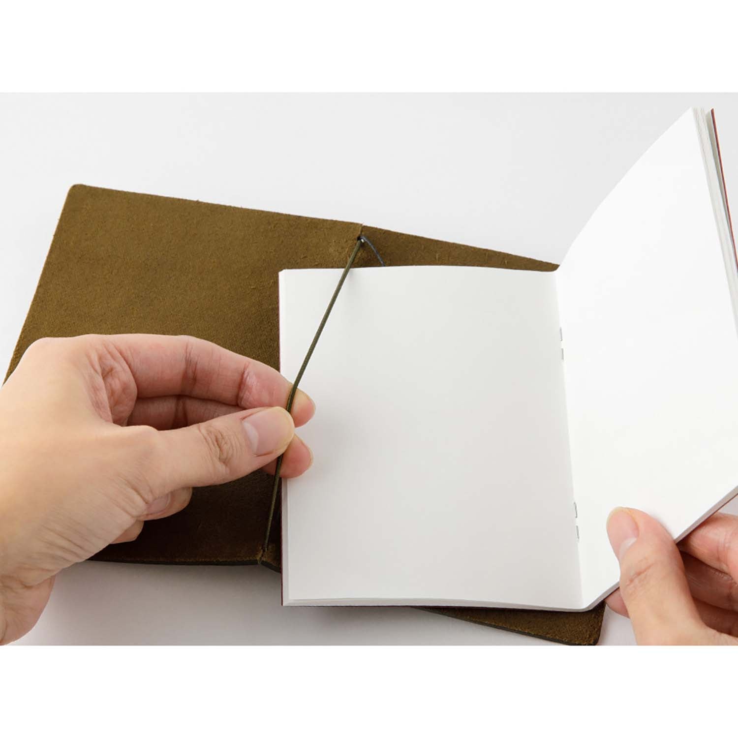 Traveler's Company - Traveler's Notebook Passport Olive - Starter Kit
