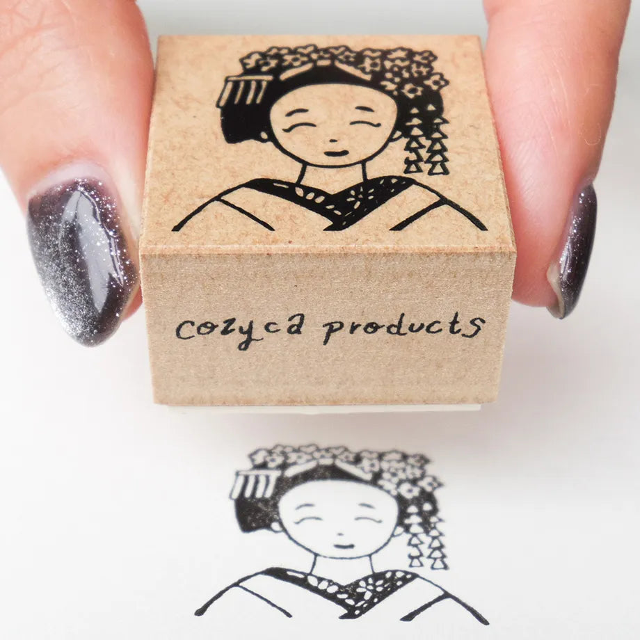 Cozyca Products - Sello de Madera de Ai Okino - Maiko