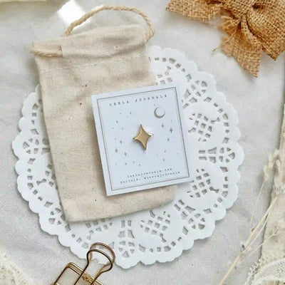 Leela Journals - Pin Esmaltado Mini - Gold Star