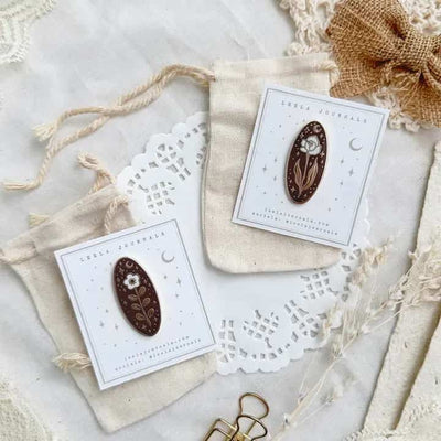 Leela Journals - Pin Esmaltado - Umber Brown Floral