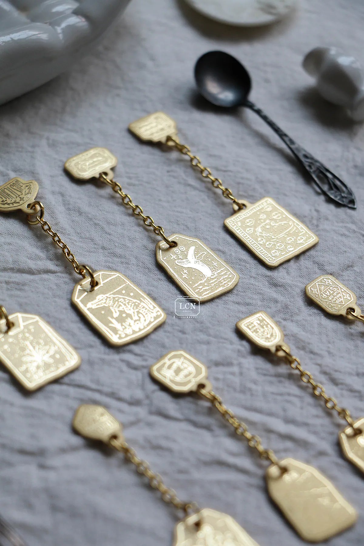 LCN - Colgante de Latón Sorpresa - Brass Charm BLIND BOX (varios modelos)