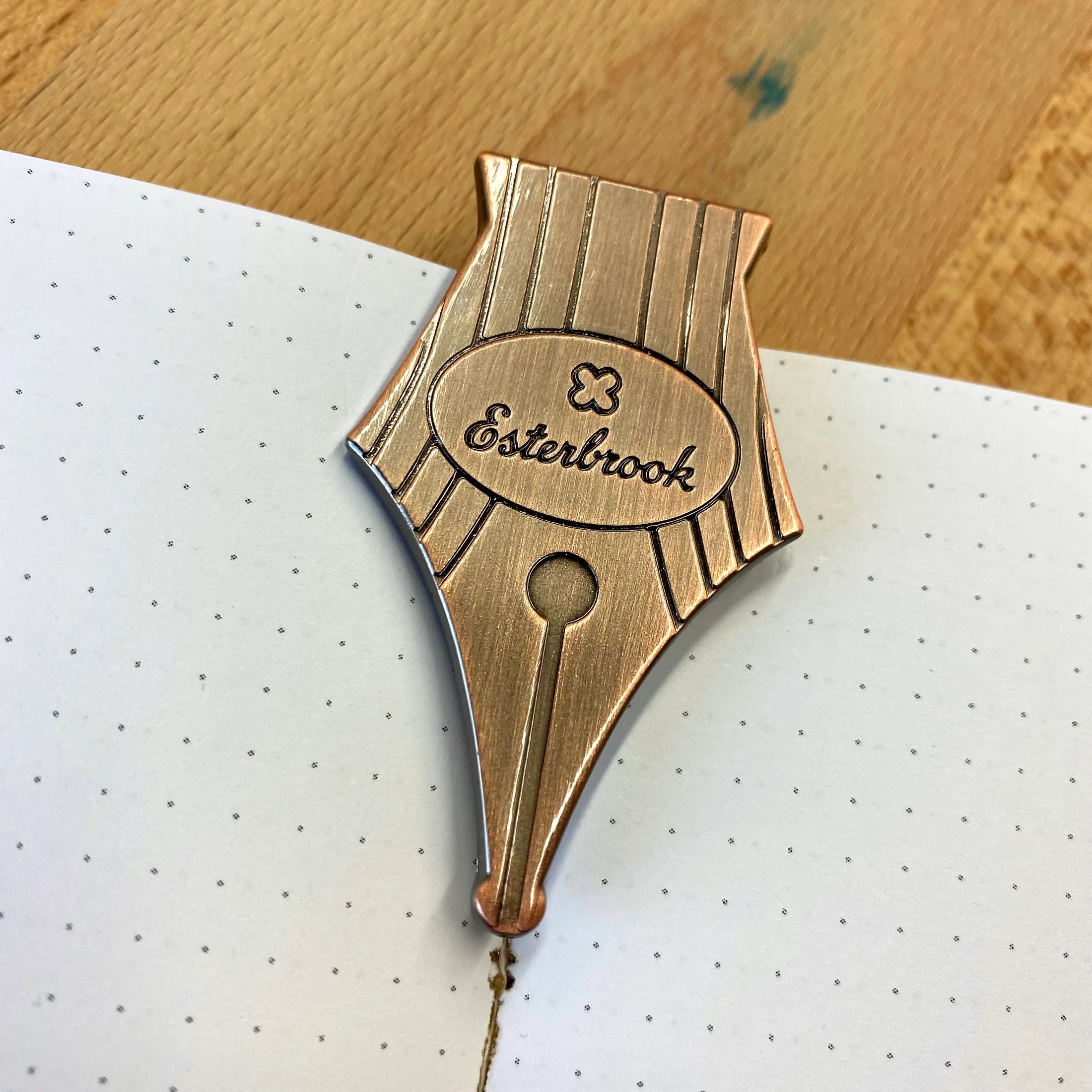 EsterBrook - Sujetalibros - Nib Book Holder