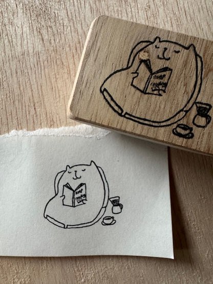 CatDoo - Sello de madera - Keep Reading on Sofa