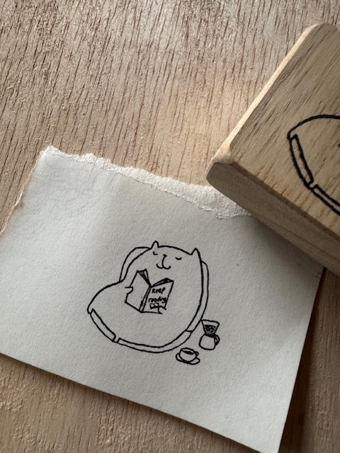 CatDoo - Sello de madera - Keep Reading on Sofa