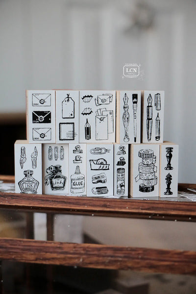 LCN - Set 12 Sellos de Madera - On the desk