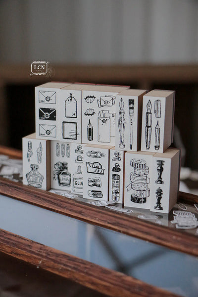 LCN - Set 12 Sellos de Madera - On the desk