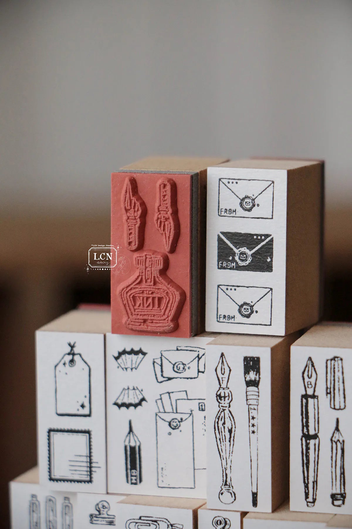 LCN - Set 12 Sellos de Madera - On the desk