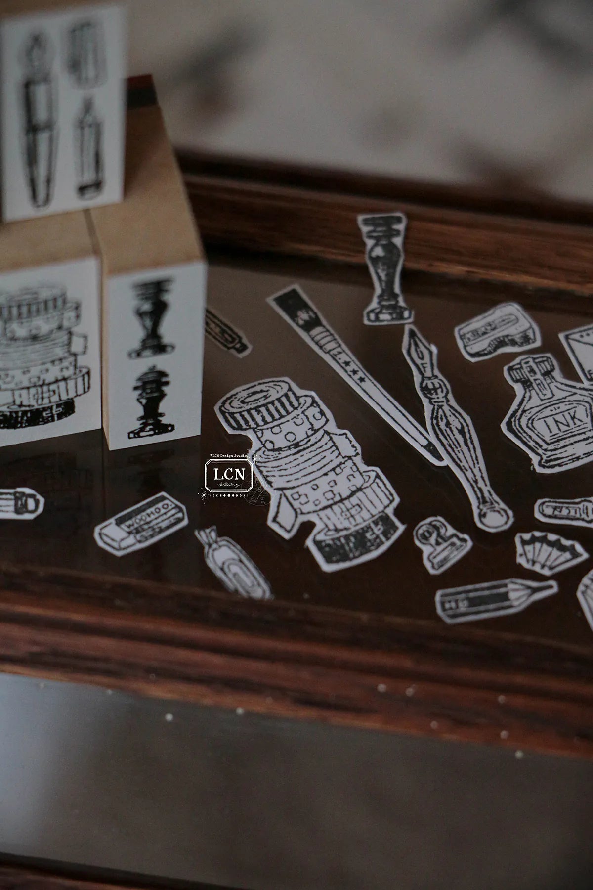 LCN - Set 12 Sellos de Madera - On the desk