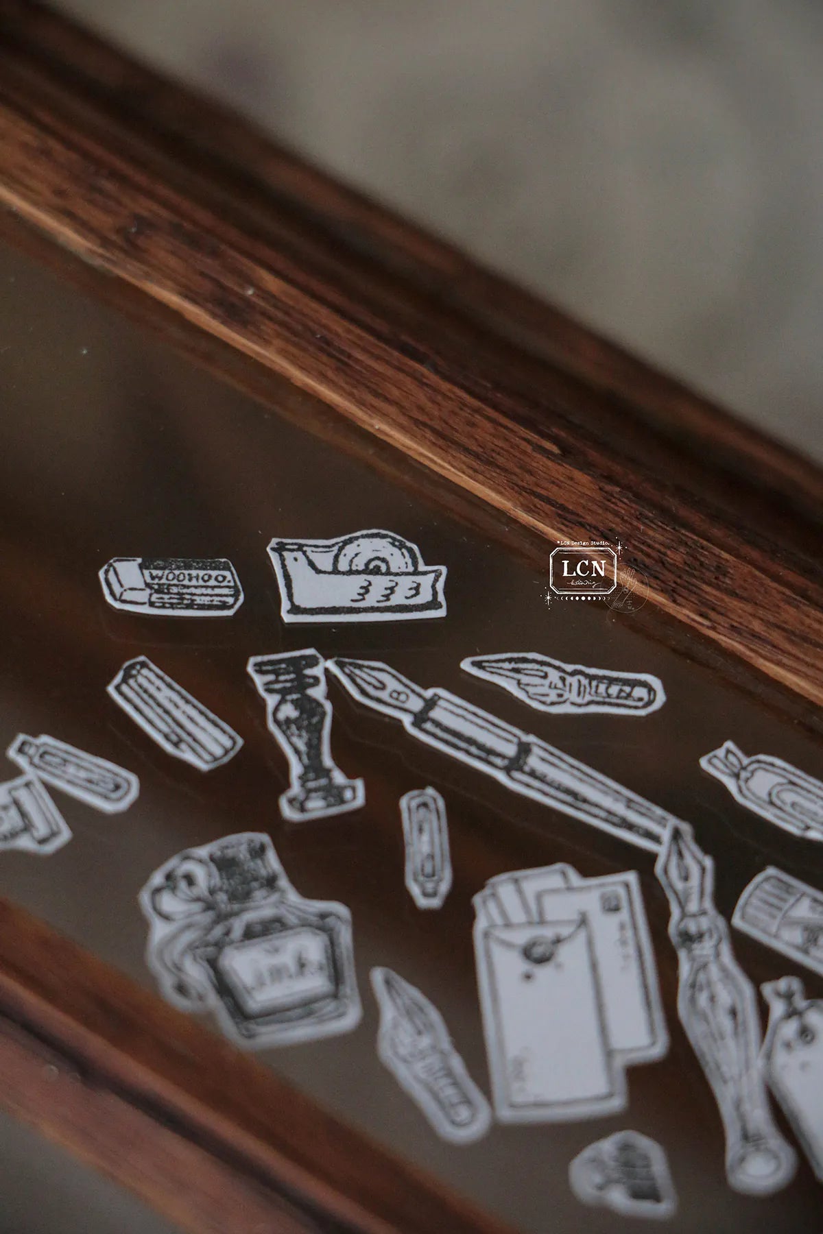 LCN - Set 12 Sellos de Madera - On the desk