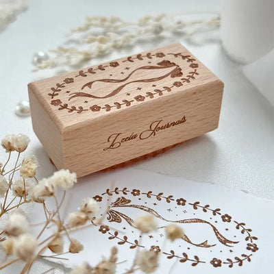 Leela Journals - Sello de madera - Marco de flores y lazos