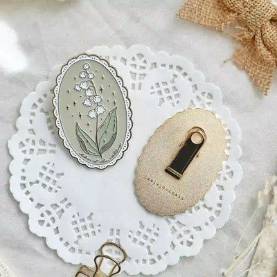 Leela Journals - Pinza Clip Esmaltado - Lilly of the Valley