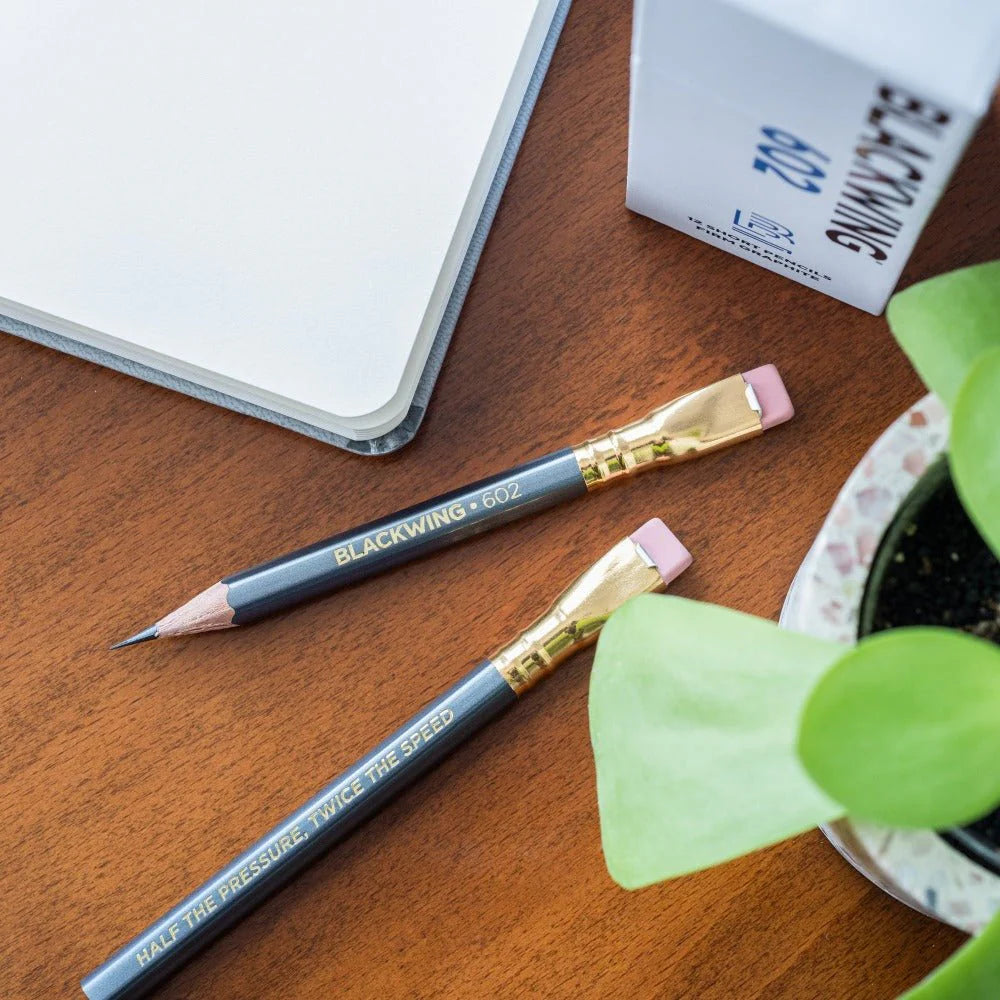 Blackwing 602 Short – Caja 12 uds Lápiz – Grafito Firme (2B)