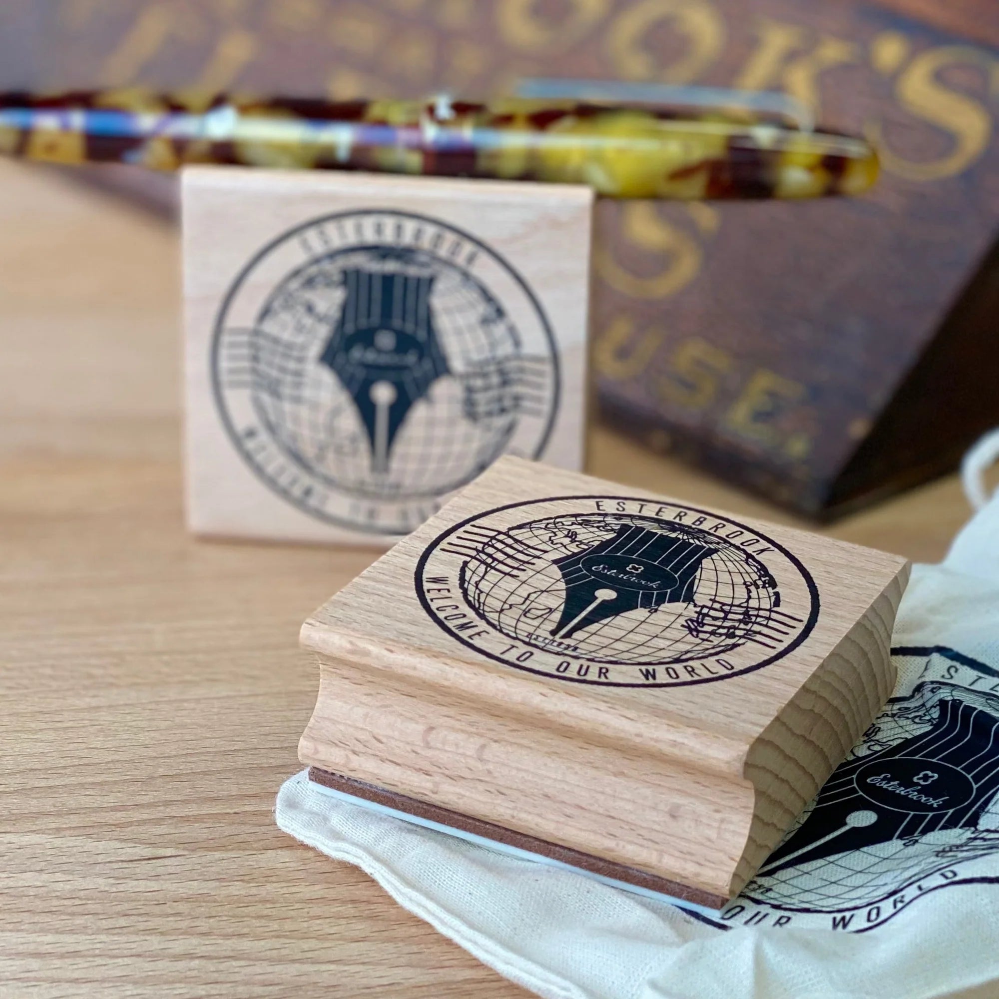 EsterBrook - Sello de Madera y Soporte de Bolis - PassportStamp & PenHolder